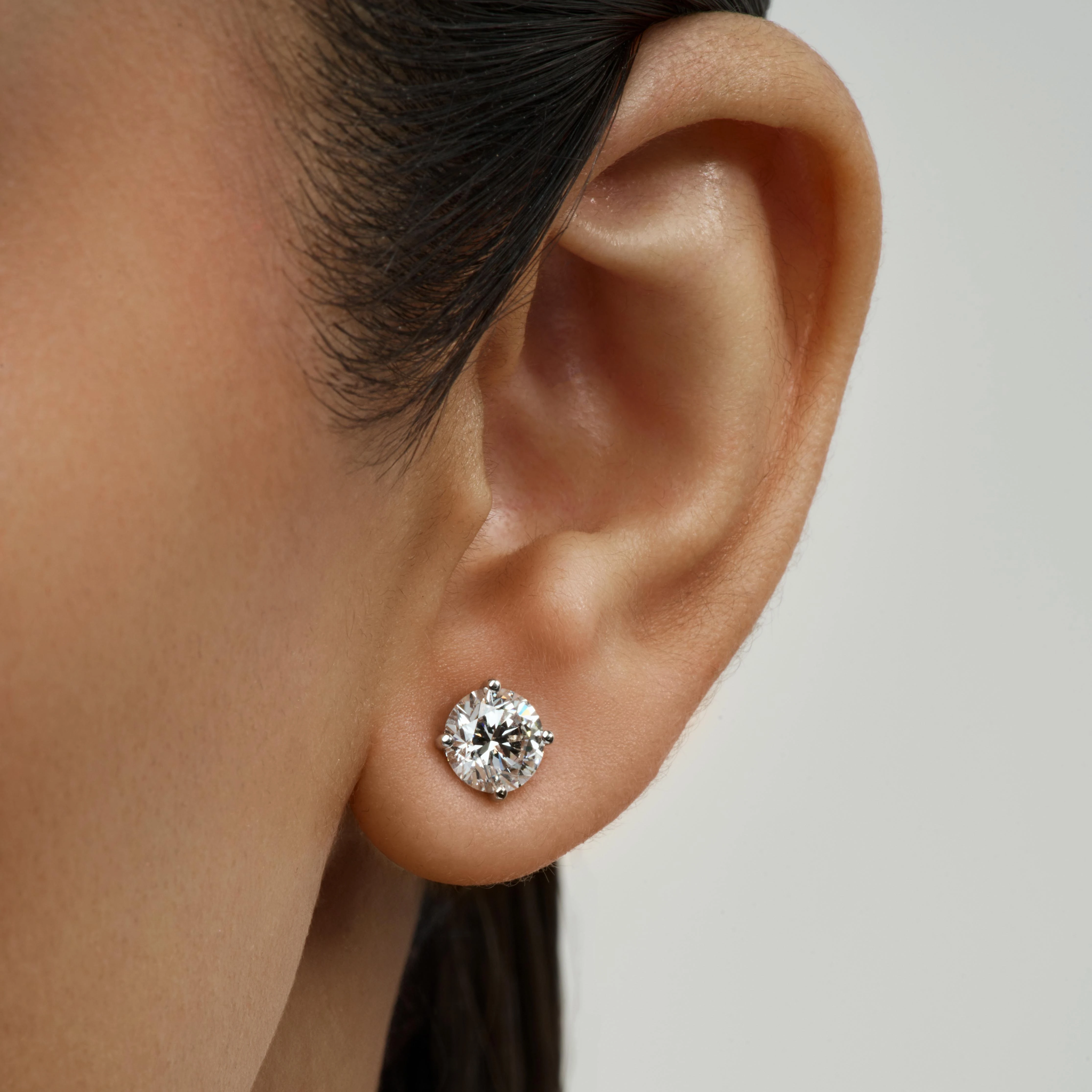 ROUND DIAMOND STUD EARRINGS