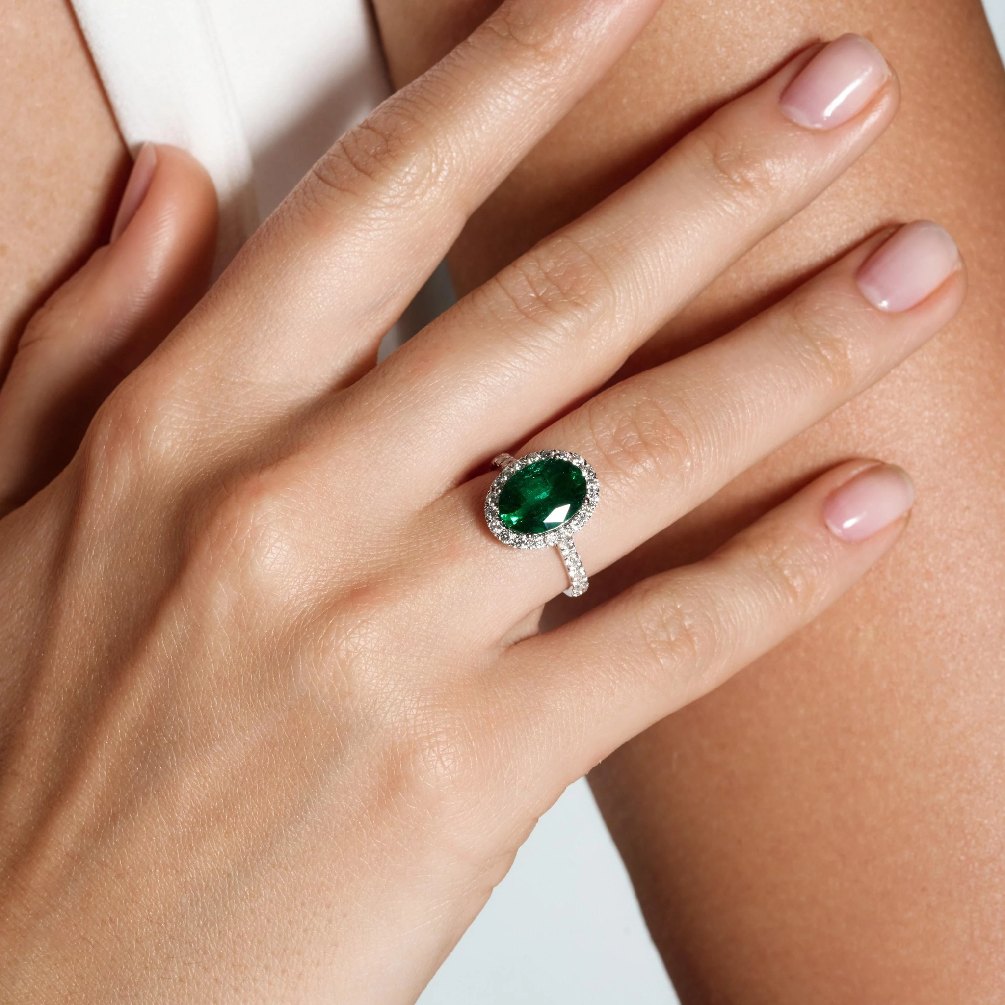 OVAL EMERALD PAVÉ RING